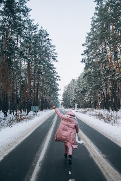 Красивая Девушка В Снегу — стоковые ...