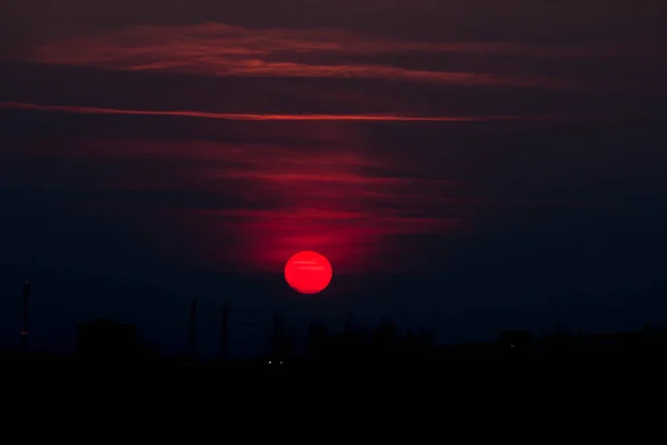 Огромное солнце. Закат. Красное солнце ...