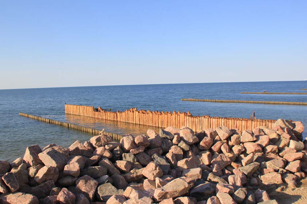 Вид на Балтийское море и причал с набережной морского курорта ...