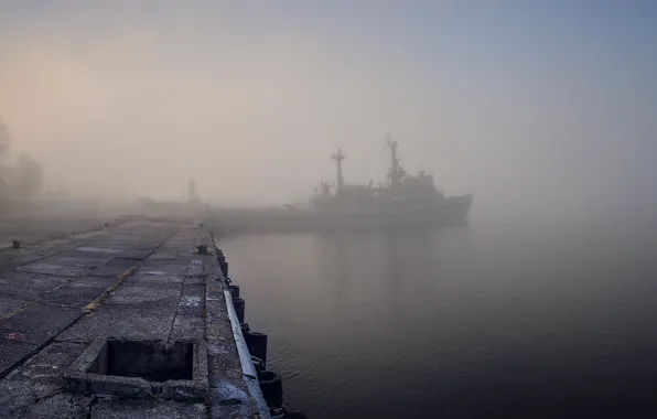 Призрачный пиратский корабль, выходящий из жуткого тумана ...