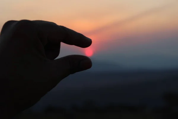 Фотография на тему Силуэт женщины, держащей солнце на ладони ...