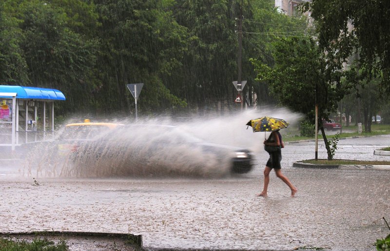 Капли Дождя И Пятна Воды На Стеклянном Окне В Дождливое Лето ...