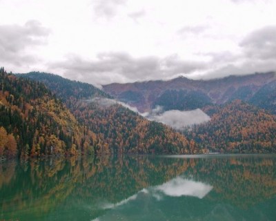 Абхазия, озеро Рица осенью в солнечную погоду. Стоковое фото ...