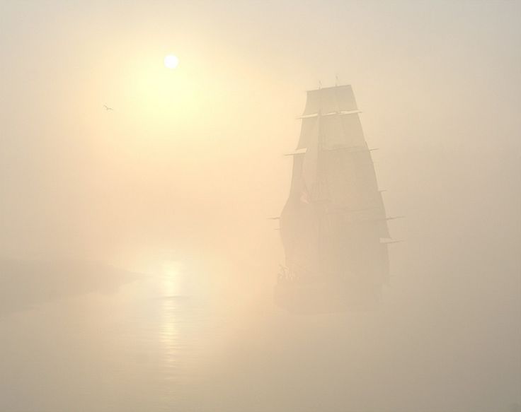 корабль призрак едва видимый сквозь густой морской туман ...