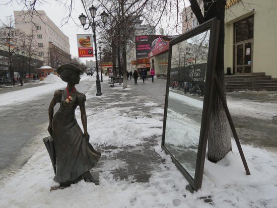 Зимний вид на гору Говерла и снежная поверхность на склоне ...