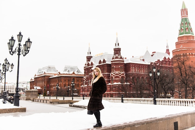 Волшебная заснеженная Москва: огни, снег и олень на Красной ...