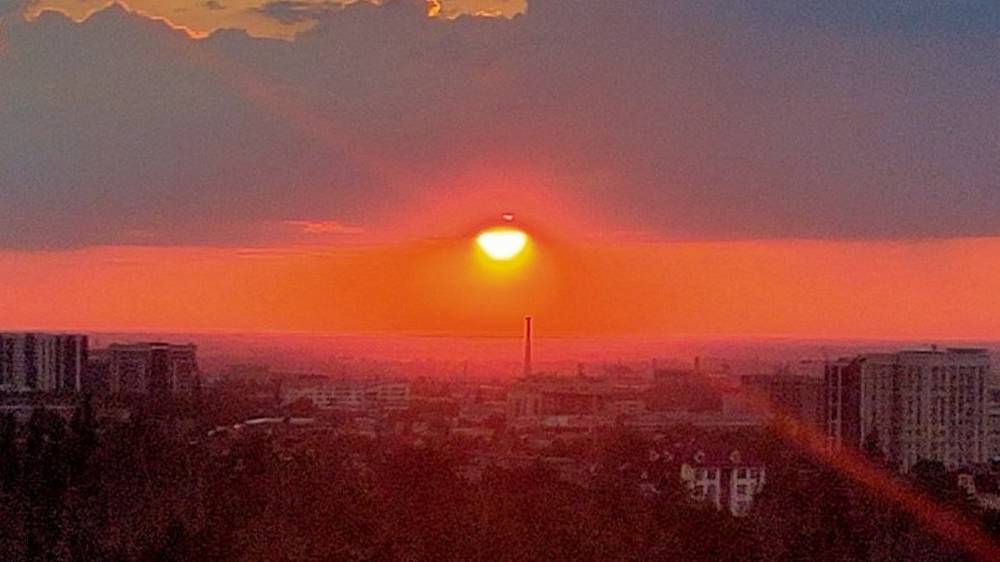 красивый закат в море с маленькими волнами. Стоковое Фото ...