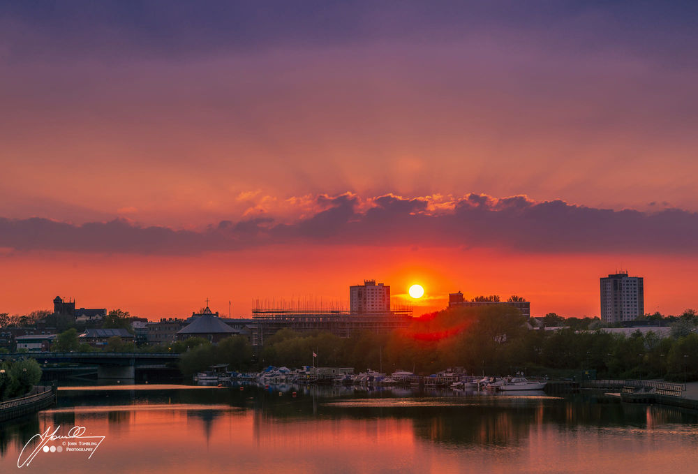 Закат над городом в сумерках изображение_Фото номер ...