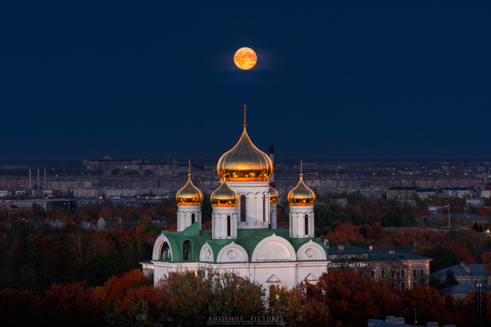 Осенний вид на дворцовый храм в Царском Селе autumn park in ...