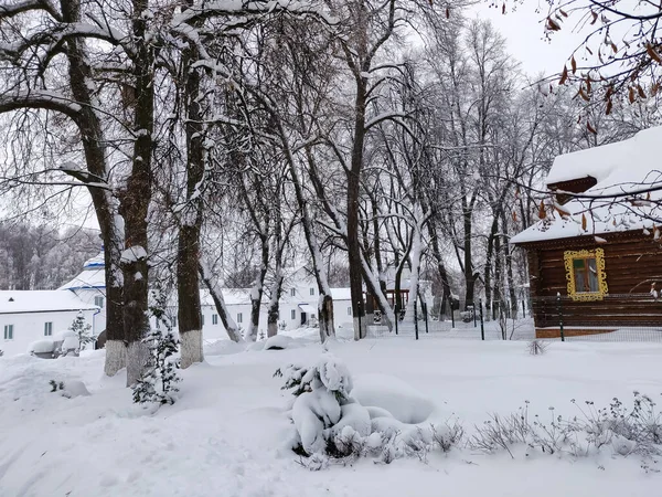 Скачать картинки Зима домик лес, стоковые фото Зима домик лес ...