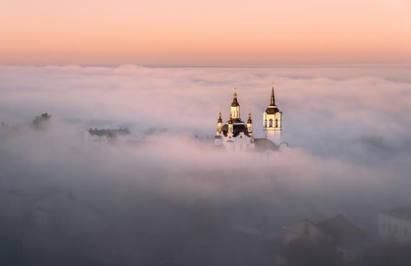 Красивые туманы в горах на рассвете в летний день Деревенский ...