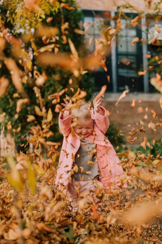 Осенняя семейная фотосессия: прогулка на природе