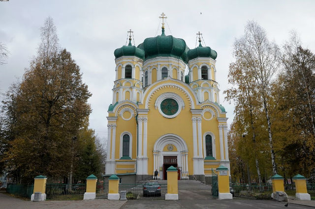 Обои на рабочий стол Осенние деревья с яркой листвой на фоне ...