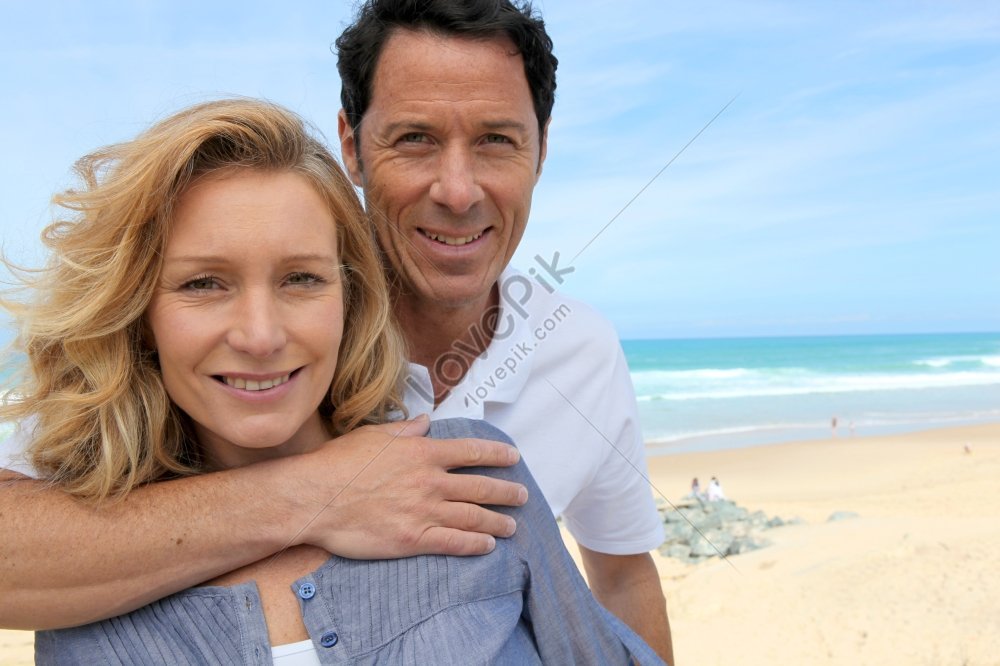 Couple holding hands on the beach Back ...