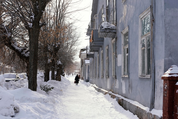 Картинка заснеженная улица ночь зима фонари деревья в снегу ...