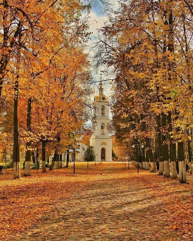 Осенний пейзаж. Деревянная церковь на пригорке