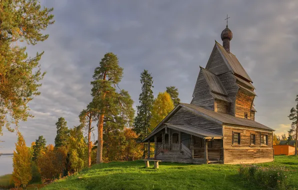 Осенний пейзаж с видом на церковь ...