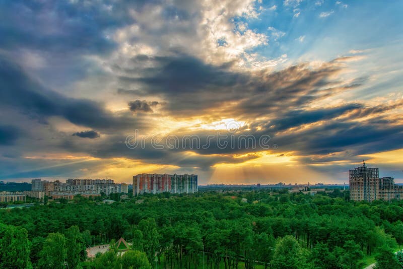 Киевляне наблюдали огненный закат над городом (ФОТО): читать ...