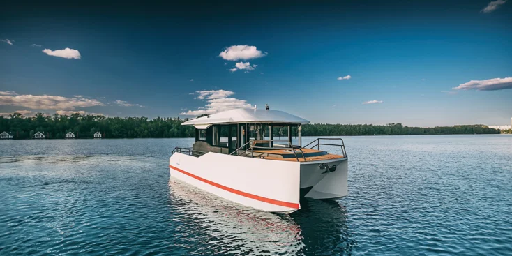 Вид на озеро с катамарана - Picture of Svityaz Lake - Tripadvisor