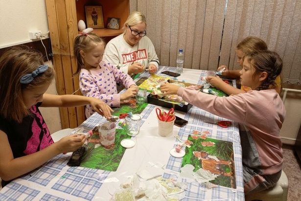 Дети Делают Поделки Из Бумаги С Учителем Совместное ...