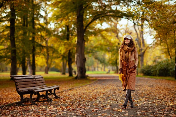 Autumn leaf fall background ...