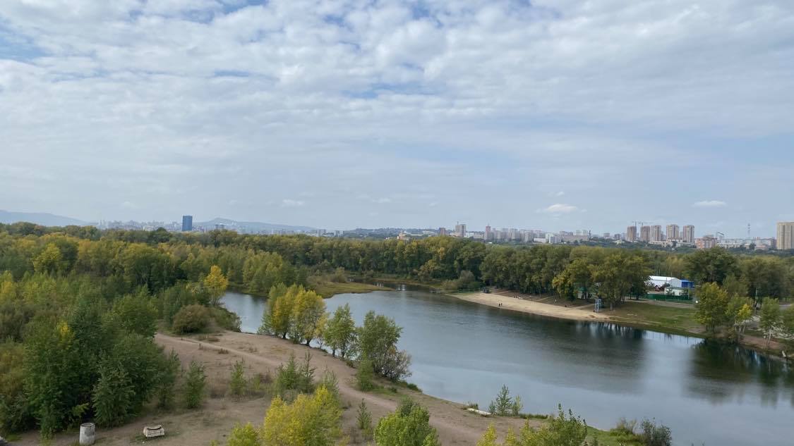 Отражение В Воде Гор И Неба Спокойный Поток Реки Енисей В ...