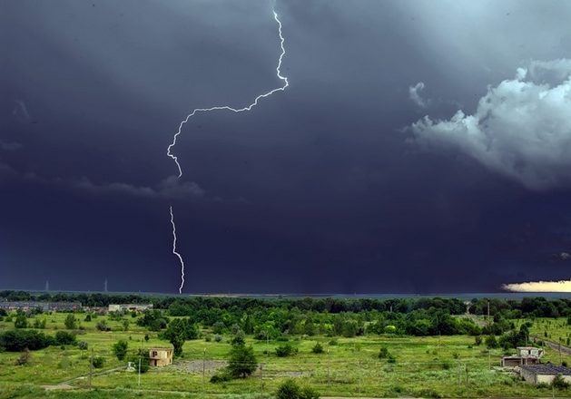 Сильная гроза оставила без света 12 ...