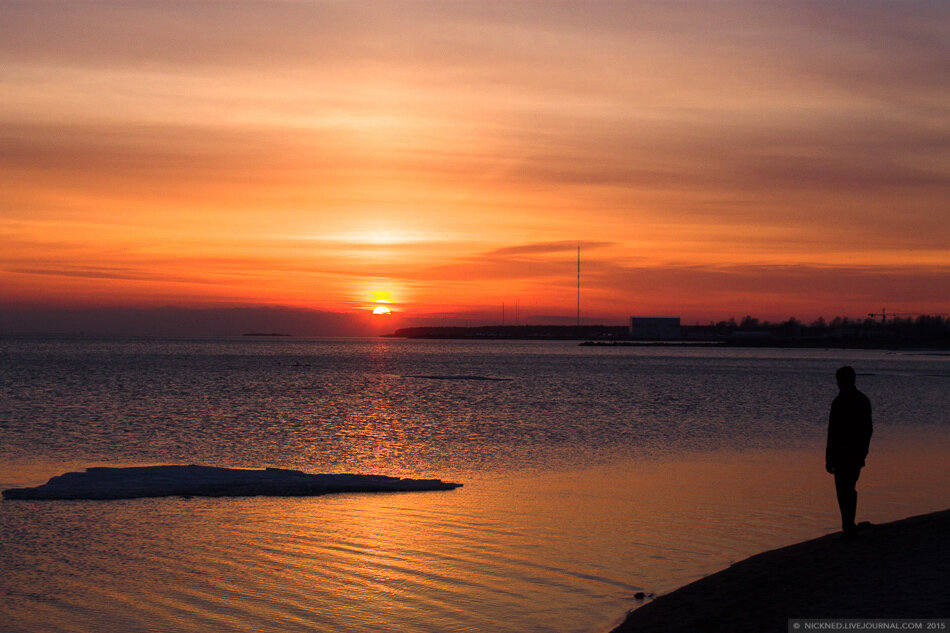 Вечерний закат на море, полный штиль, песчаный пляж. Морской ...