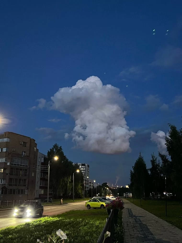 Красочное драматическое небо с облаками, дымящиеся кучево ...