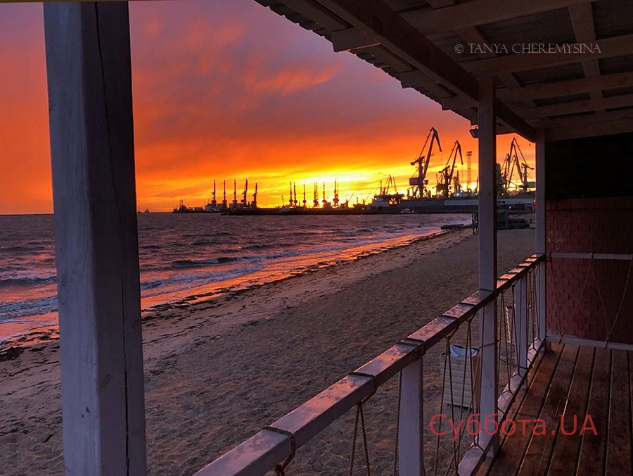 Красивый закат над морем. Солнце отражается в воде, сказочный ...