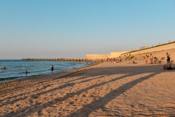 Ночной вид на набережную Баку и Каспийское море. Азербайджан ...