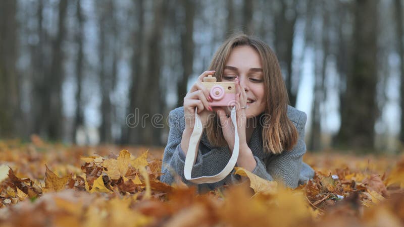 Фотография на тему Девушка в парке осенью | PressFoto