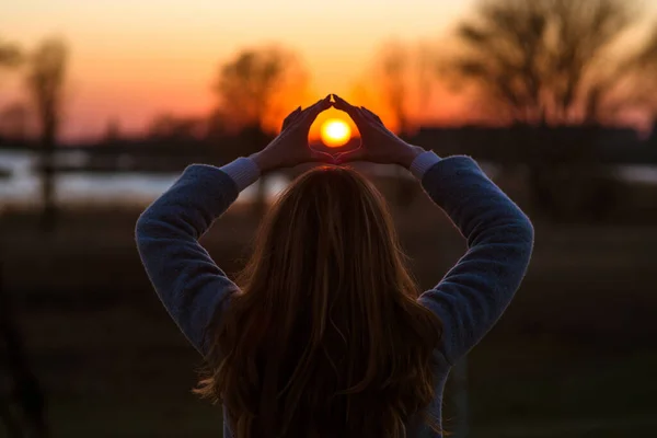 Красивая девушка на поле, Backlight ...