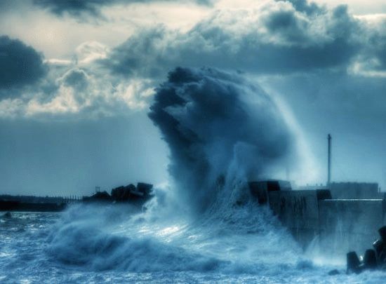 В Черном море мощный шторм, влияющий на корабельную ...