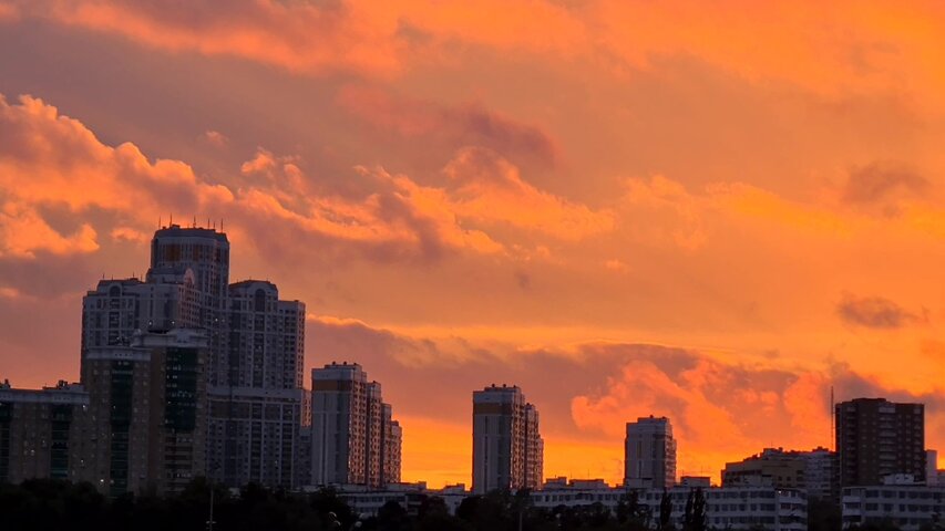 Чарующее небо города: рязанцы сфотографировали красивый закат