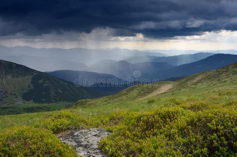 фото_@clubmeteo #метеоявления_@clubmeteo 🌩️⛰️Ночная гроза ...