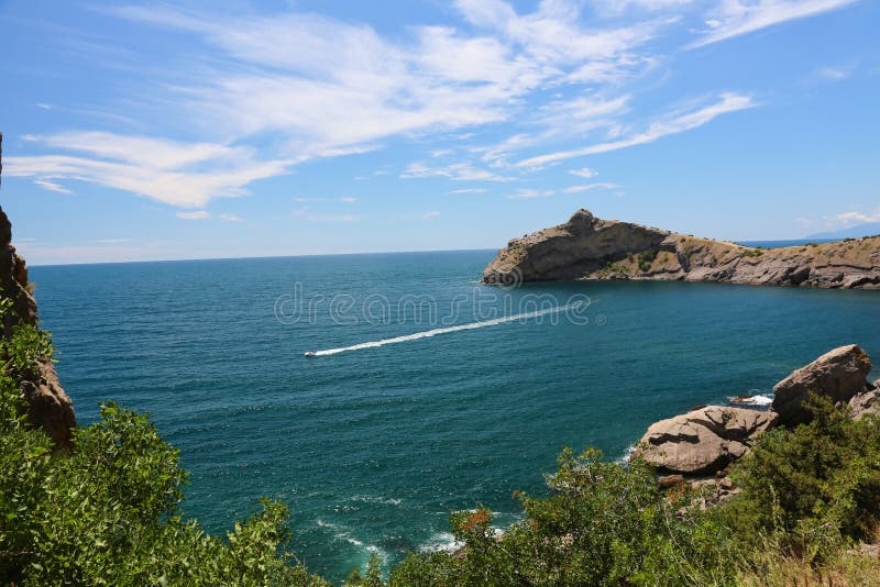 Красивые пейзажи горы море пляж голубое небо белые облака ...