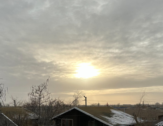 Заход солнца сегодня в большом городе ...