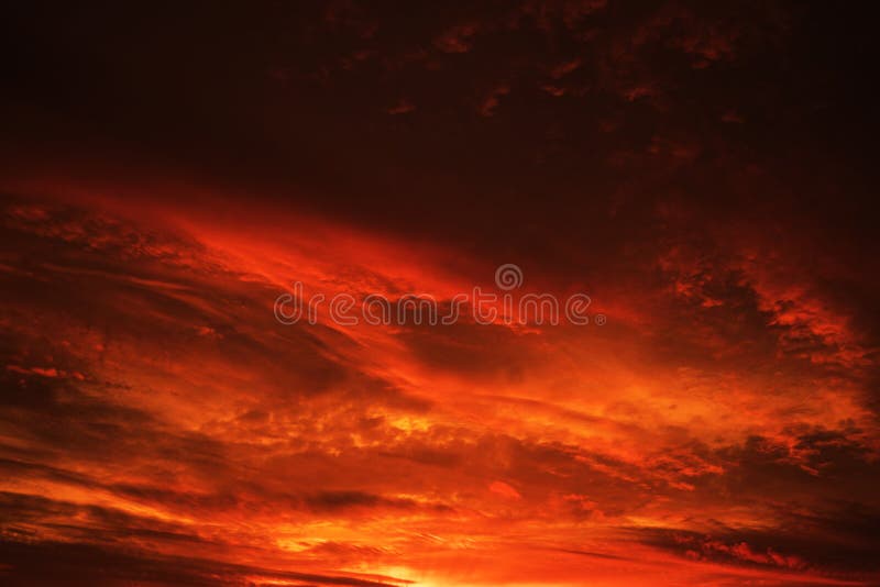 A red sky with clouds in the sky | Premium AI-generated image