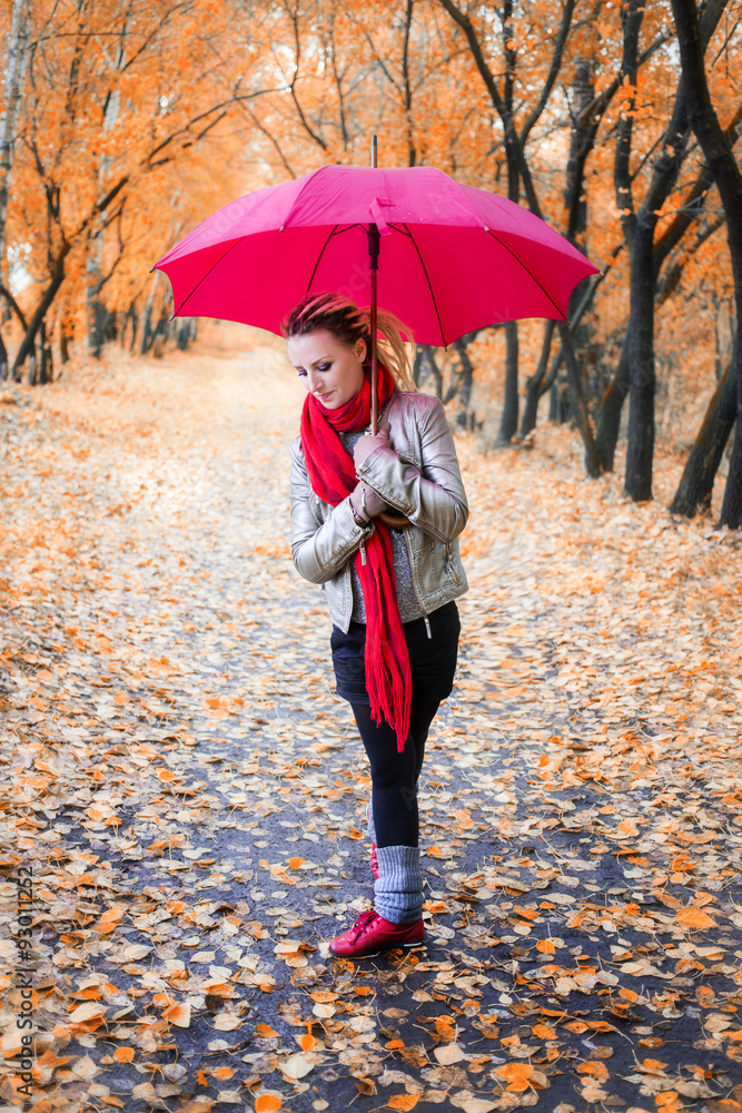 Фотография на тему Девушка с раскрытым зонтом в осеннем парке ...