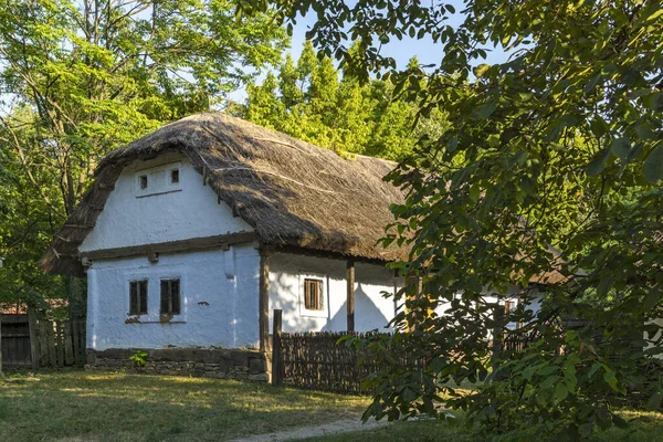 современный загородный дом с каменной кладкой и ландшафтным ...