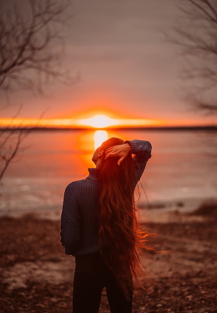 Молодая Девушка И Закат Silhouette Фон — стоковые фотографии ...