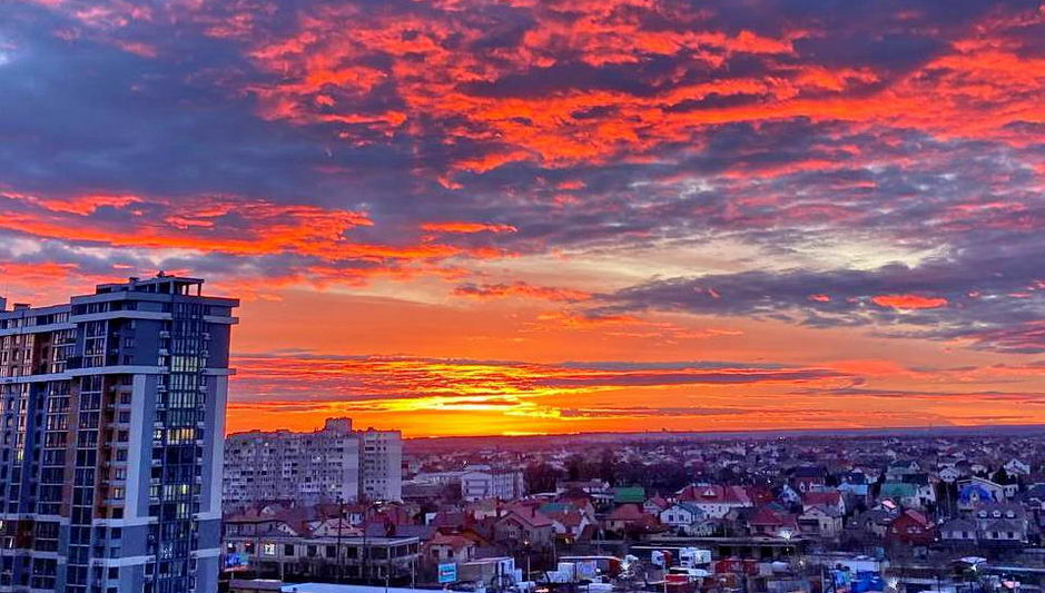 Фото города на закате солнца, урбанистический пейзаж