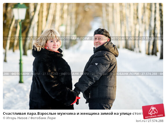 Обои красивая влюбленная пара зимой возле леса на рабочий стол