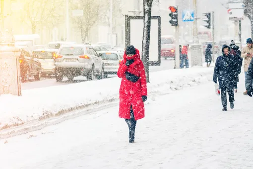 снег падает в городе зимней ночью, уличный фонарь, улица ...