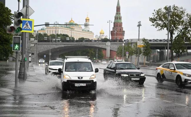 Москва. Дождь на Никольской» картина Лаповка Владимира ...