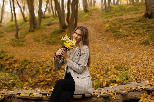 Красивая Девушка С Книгой В Осеннем Парке — стоковые ...