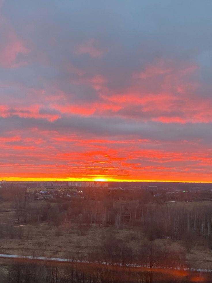 Закат с красочным драматическим небом в сельской местности ...