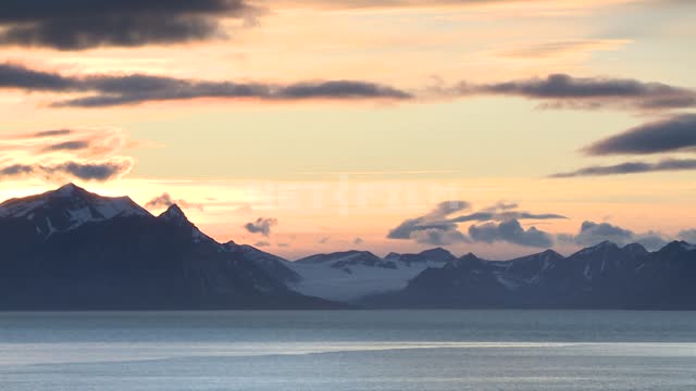 Красивые виды на море и горы с набережной за холмом Юнге ...