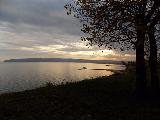 Закат На Балтийском Море Волны На Берегу Моря Вечером ...